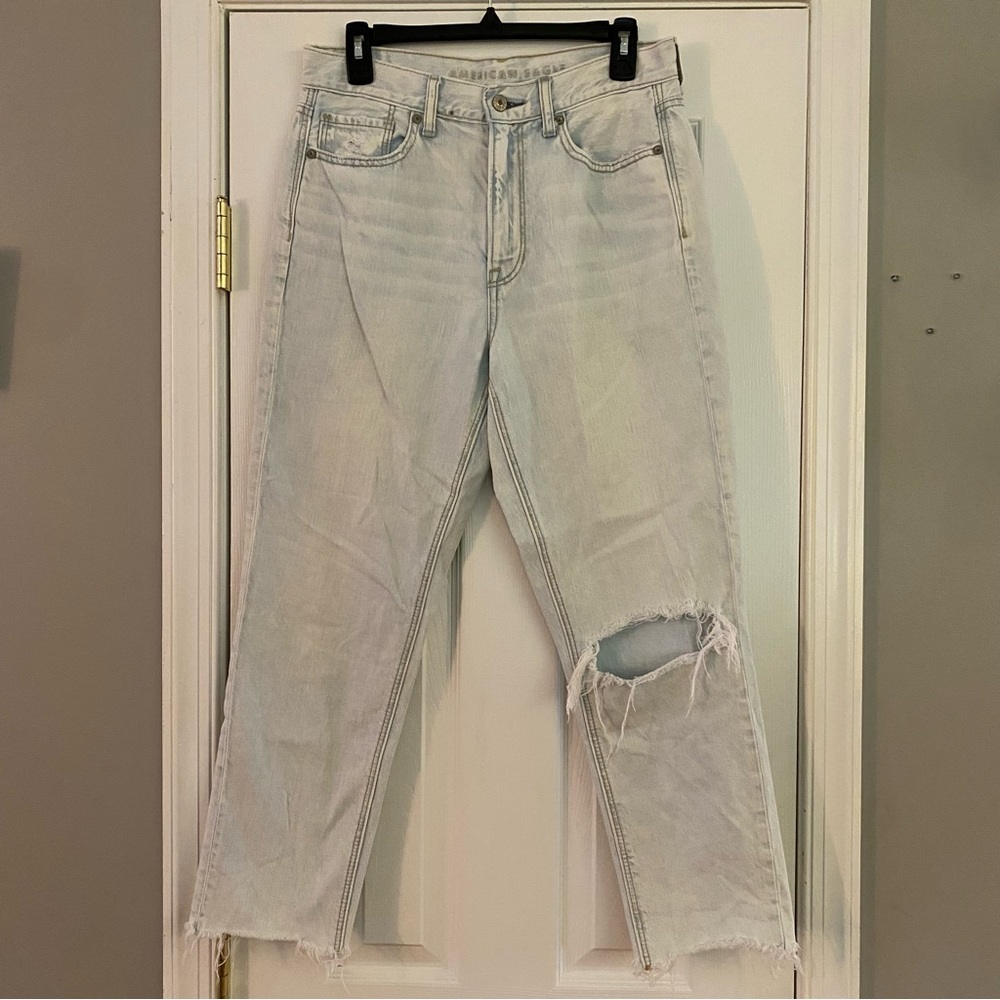 American Eagle Light Wash Distressed Mom Jeans Size 6 Short Blue Denim Womens